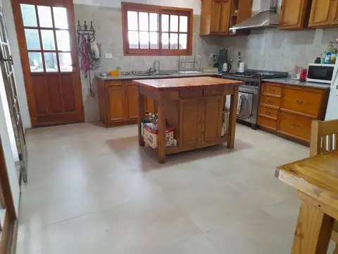 VENTA CASA. PATIO. TERRAZA. COCHERA. LOCAL. LANUS.