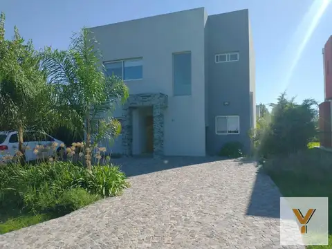 Casa en venta - 3 dormitorios 2 baños - Cocheras - 170mts2 - Altos de Hudson II, Hudson