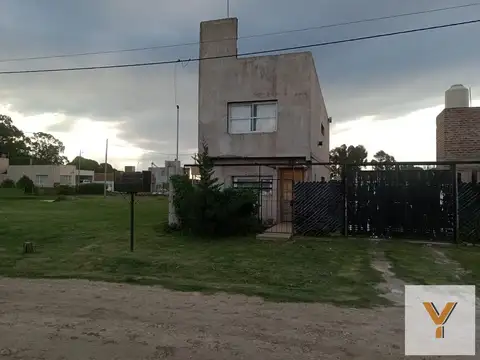 Casa en venta - 2 Dormitorios 1 Baño 1 Cochera - 300Mts2 - Necochea