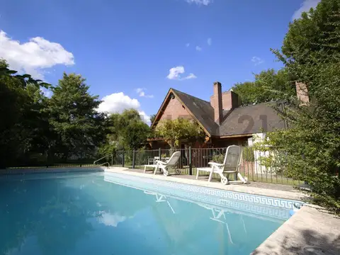 CASA EN VENTA EN GRAND BELL I - CITY BELL DE TRES DORMITORIOS