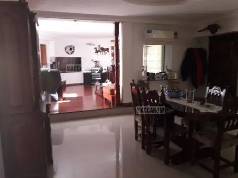 Casa 5 ambientes con 3 baños