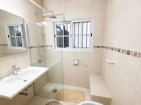 CASA DE 5 AMBIENTES CON PATIO Y DOS TERRAZAS