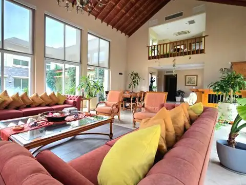 Casa 12 ambientes con 8 baños