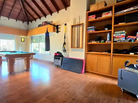 Casa en Venta con 6 cocheras