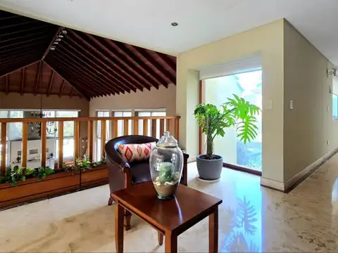 VENTA CASA 12 AMBIENTES. 6 DORMITORIOS EN SUITE CON VESTIDOR. PISCINA. PARQUE. 6 COCHERAS.