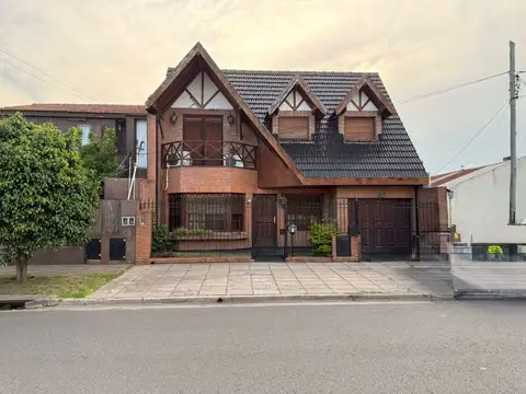 CASA 5 AMBIENTES COCHERA JARDIN  PALOMAR