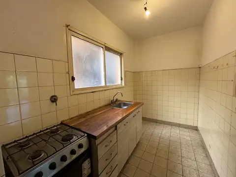 Vende. - Hermoso Dpto 2 Ambientes - Frente con Balcon. - 34 m² Totales. - Muy Luminoso. - Monte castro