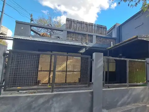 Venta local esquina c/ depto, cochera y terraza en Floresta
