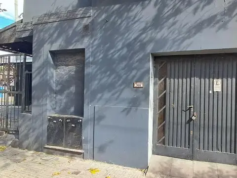 Venta local esquina c/ depto, cochera y terraza en Floresta