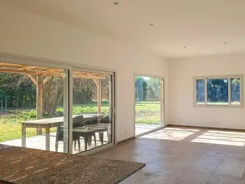 Casa 4 ambientes con 2 baños