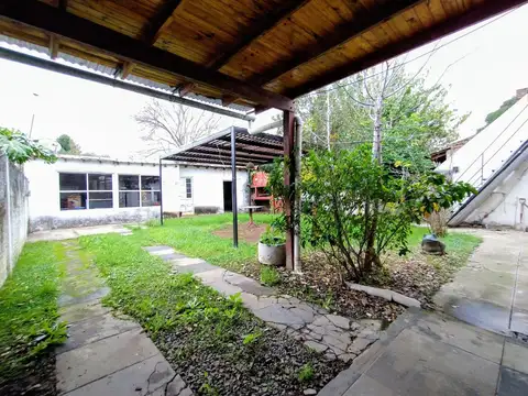 Casa 5 ambientes con 2 baños