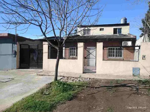 CASA CON DEPARTAMENTOS EN VENTA EN MONTE GRANDE