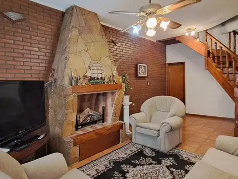 Casa 4 ambientes con 2 baños