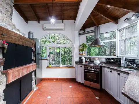 Casa 4 ambientes con 2 baños