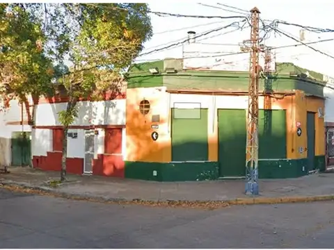 Genova y Antelo, Casa y Local Comercial.-