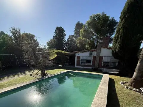 Casa en venta 2 dormitorios con pileta sobre lote de 921 m² – Roldán