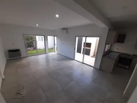 Casa 4 ambientes con 2 baños