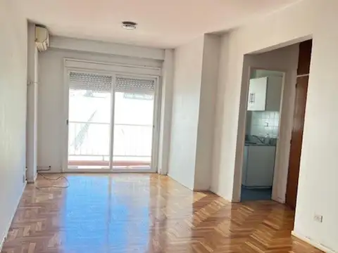 Amplio ambiente con balcón, luz y sol