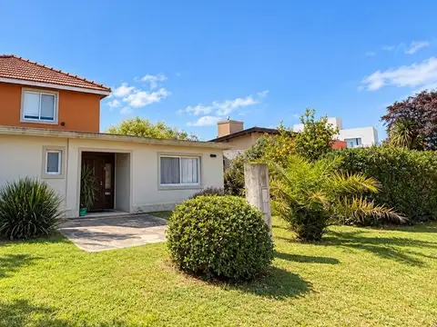 VENTA. CASA 4 AMBIENTES SOBRE LOTE DE 1090 M2. PILETA Y PARRILA. CHASCOMÚS