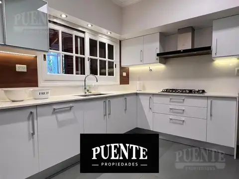 Chalet de 4 dormitorios, con parque y pileta en la mejor ubicación de Monte Grande
