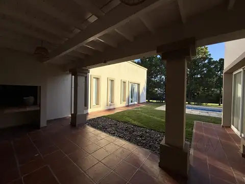 Casa 4 ambientes con 3 baños