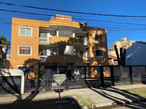 MODERNO DEPARTAMENTO TRES AMBIENTES CON COCHERA - TODOS LOS SERVICIOS
