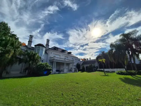 Casa 12 ambientes con 10 baños