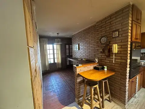 Casa 6 ambientes con 2 baños