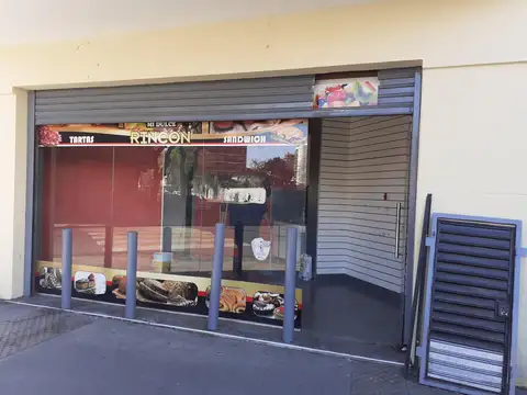 Local en esquina. Av. Diaz Velez y Mario Bravo.