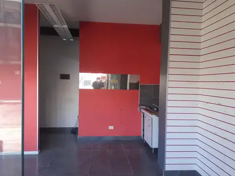 Local en esquina. Av. Diaz Velez y Mario Bravo.