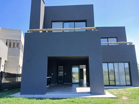 Casa en Venta y Alquiler, 5 ambientes, con Amarra en barrio náutico El Canal, Villanueva, Tigre.