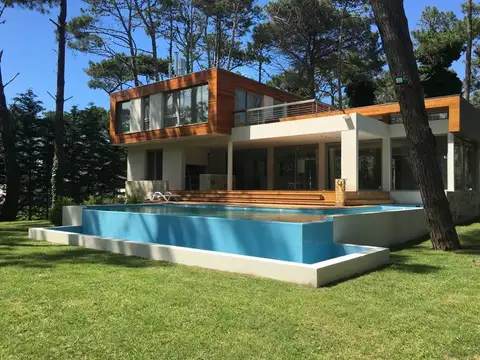 VENTA DE CASA EN 2 PLANTAS CON VISTA AL JARDIN! 490M2 CUBIERTO! LOTE DE 1435M2 