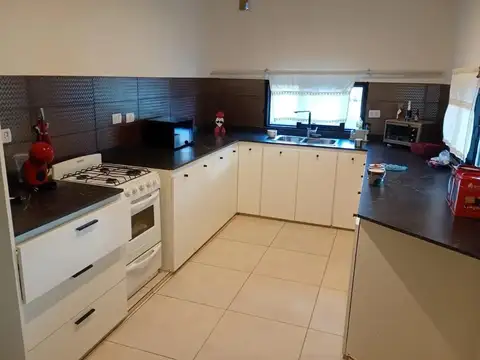 Casa en Alquiler con 3 cocheras
