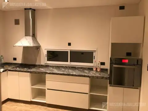 Casa en Venta con 4 cocheras