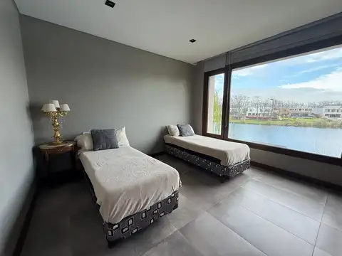 Casa en Alquiler con 3 cocheras