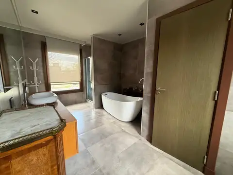 Casa 6 ambientes con 4 baños