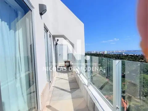 Amplio apartamento en piso alto, con excelente vista al mar.
