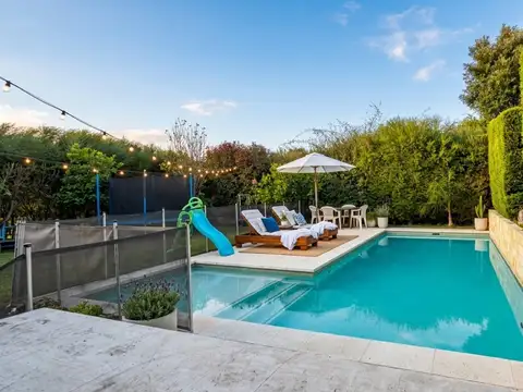 Casa en Venta con 3 cocheras