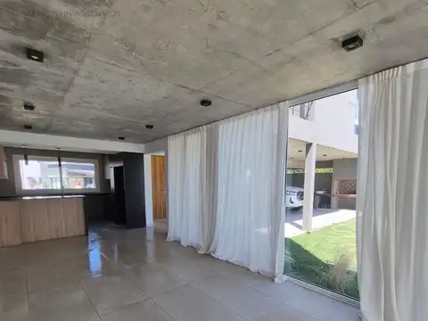 Casa en alquiler 24 meses — Rumencó Joven