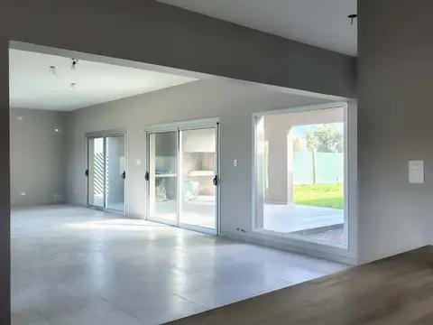 Casa en Alquiler en Villa Krause, USD 2.000