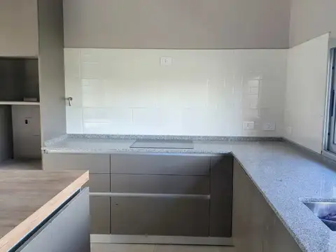 Casa 6 ambientes con 2 baños