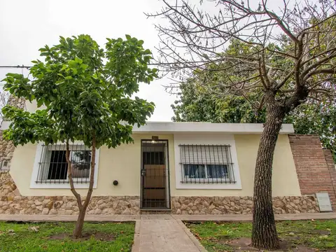 CASA EN VENTA CON PATIO Y COCHERA LA FLORIDA