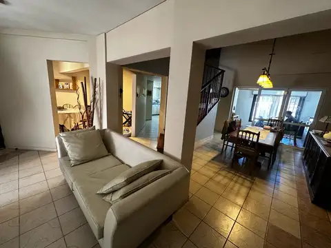 Casa 9 ambientes con 3 baños