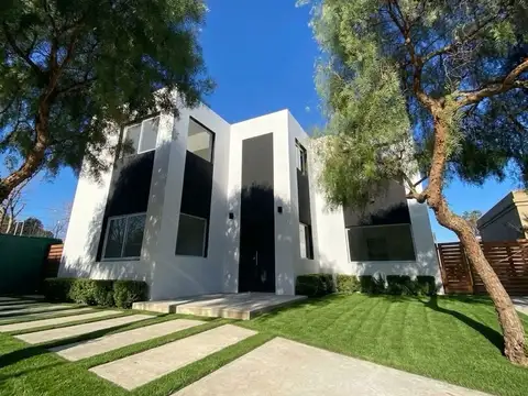 CASA 4 AMB EN VENTA EN BARRIO SANTA EMILIA