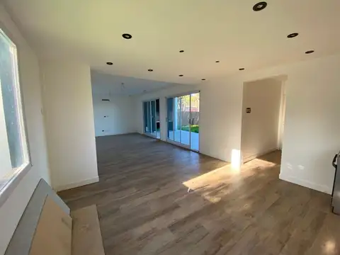 Casa 4 ambientes con 2 baños