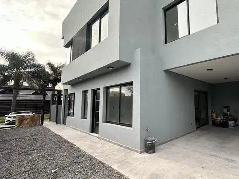 Casa en Venta con 3 cocheras