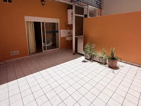 PH DE 2 AMBIENTES CON PATIO EN ALQUILER 