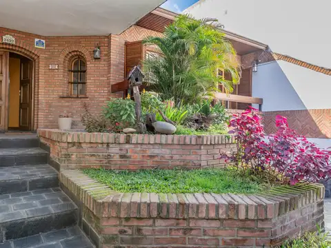 VENTA CASA TIPO CHALET, 5 AMBIENTES, AVELLANEDA