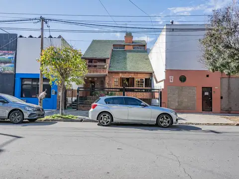 VENTA CASA TIPO CHALET, 5 AMBIENTES, AVELLANEDA