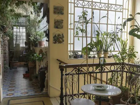 Depto. de 4 ambientes con dependencia.